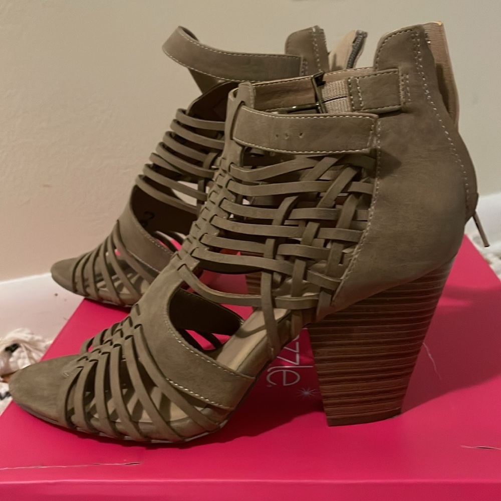 πΈπΈπΈ Dress Sandals πππ - Picture 6 of 7